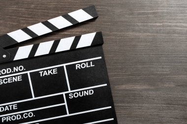 Ahşap zemin üzerinde film alkışının klasik fotoğrafı, üst görünüm, boşluk kopyala