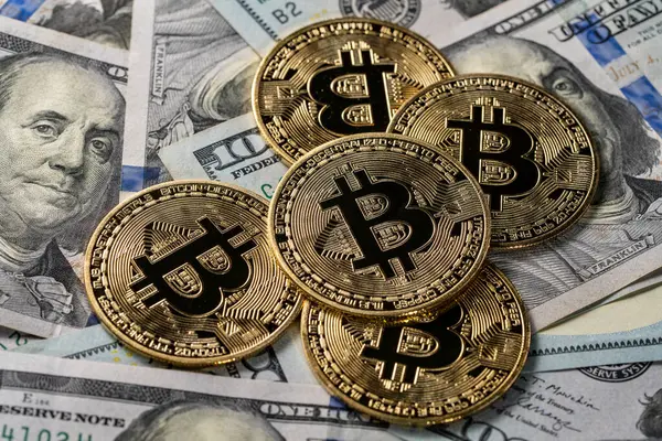 Primer Plano Metal Oro Bitcoin Monedas Moneda Criptomoneda Billetes 100 — Foto de Stock