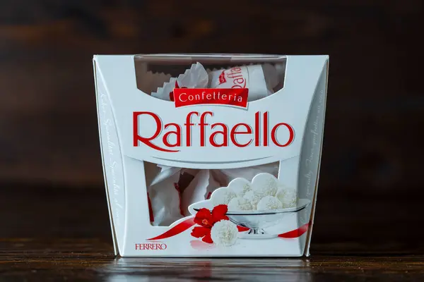 Kiew Ukraine März 2024 Schachtel Ferrero Raffaello Premium Bonbons Des — Stockfoto