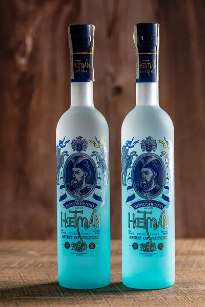乌克兰基辅 2023年11月23日 两瓶伏特加酒Hetman Petro Doroshenko 木制背景 沃特卡 赫曼是公认的乌克兰人中的领袖人物 — 图库照片
