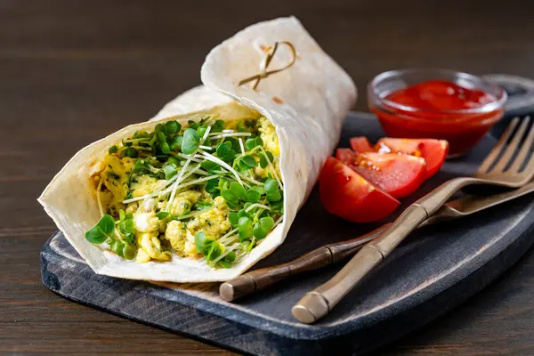 Burrito Casero Envuelve Con Tortilla Huevo Revuelto Microgreens Para Desayuno — Foto de Stock