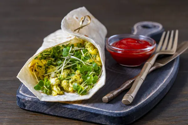 Zelfgemaakte Burrito Wraps Met Roerei Omelet Microgreens Voor Gezond Ontbijt Stockfoto