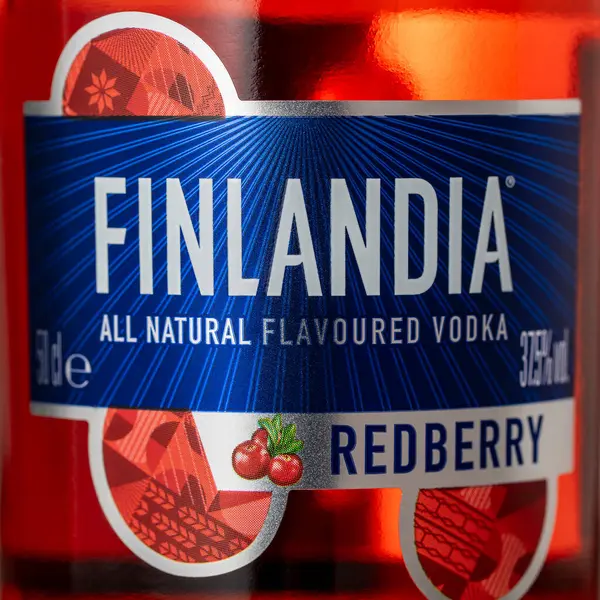 乌克兰基辅 2024年3月12日 标签和芬兰地亚葡萄酒的商标都是纯天然的伏特加红莓 芬兰迪雅 芬兰语 Finlandia 是芬兰的一种伏特加 由芬兰种的六排大麦酿制而成 — 图库照片