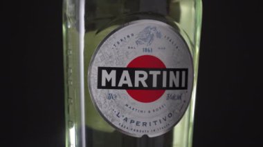 Kyiv, Ukrayna - 18 Aralık 2024: Martini Bianco Vermouth 'un cam şişe üzerindeki markası ve markası, kapatın, döndürün. Alkol markası Martini, ünlü İtalyan vermutu, Torino 'da üretiliyor.