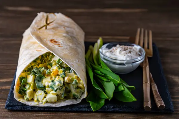 Házi Burrito Csomagolások Főtt Tojással Zöld Vad Fokhagymával Tejföllel Egészséges — Stock Fotó