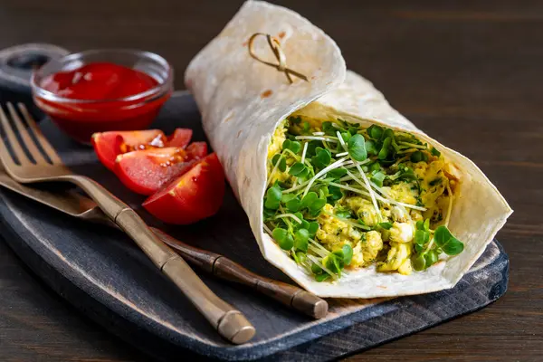 Burrito Casero Envuelve Con Tortilla Huevo Revuelto Microgreens Para Desayuno — Foto de Stock