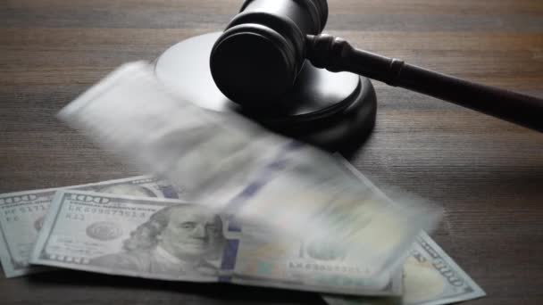 Martelo Juiz Madeira Placa Som Com Notas 100 Dólares Fundo — Vídeo de Stock