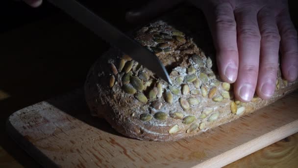 Κοπή Φέτα Σπιτικού Φρυγανισμένου Ψωμιού Ένα Κοφτερό Μαχαίρι Ξύλινη Σανίδα — Αρχείο Βίντεο