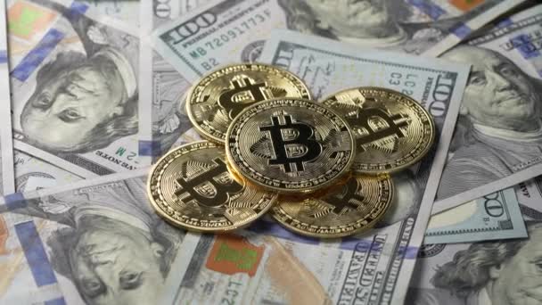Großaufnahme Von Goldmünzen Der Kryptowährung Bitcoin Auf 100 Dollar Scheinen — Stockvideo