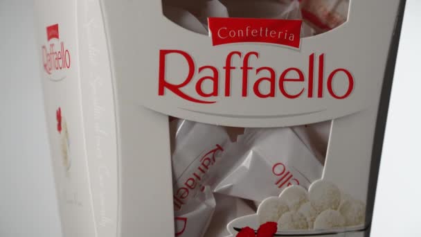 Kiev Ucraina Marzo 2024 Scatola Caramelle Premium Ferrero Raffaello Prodotte — Video Stock