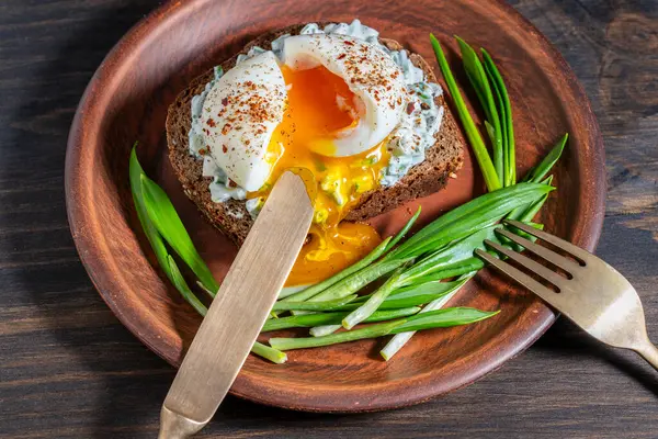 Ekmekli Lezzetli Sandviç Yeşil Yabani Sarımsak Salatası Kaynamış Yumurta Ekşi — Stok fotoğraf