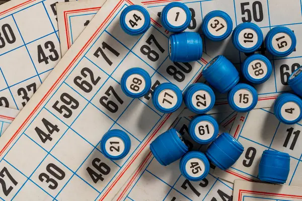 Tabletop Altes Lotto Spiel Mit Karten Und Blauen Fässern Auf lizenzfreie Stockfotos