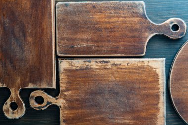 Tahta arka planda çeşitli şekillerde eski üç kesme tahtası, kapatın.