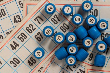 Masaüstü eski loto oyunu, kartlar ve mavi variller masanın üstünde, kapat, üst görünüm