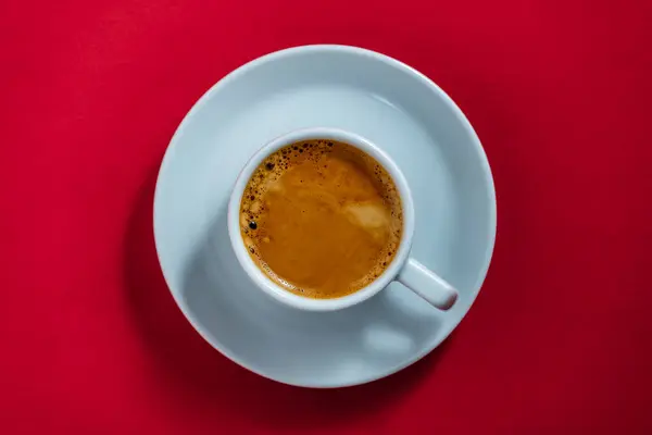 トップビュー 朝の朝の赤い背景に黒いコーヒーのホワイトカップ 閉じる — ストック写真