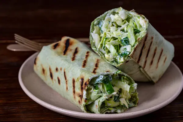 Yeşil Lahana Salatalık Otlar Ekşi Kremayla Sarılı Yapımı Burrito Paketleri Stok Resim