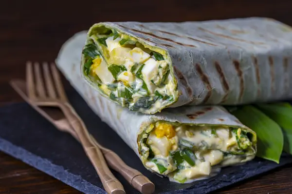 Hemlagad Burrito Wraps Med Kokta Ägg Potatis Grön Vild Vitlök Stockbild