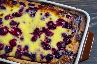 Seramik formda ev yapımı vişneli turta. Lezzetli meyveli turta, yakın çekim.