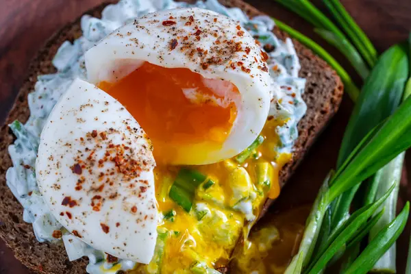 Ekmekli Lezzetli Sandviç Yeşil Yabani Sarımsak Salatası Kaynamış Yumurta Ekşi Telifsiz Stok Fotoğraflar