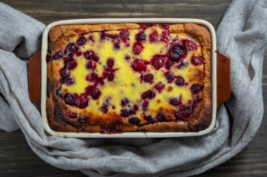 Ev yapımı vişneli turta, seramik bir şekilde ahşap bir masada, yakın plan, üst manzara.