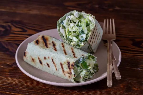 Hausgemachte Burrito Wraps Mit Grünkohl Gurken Kräutern Und Saurer Sahne Stockfoto