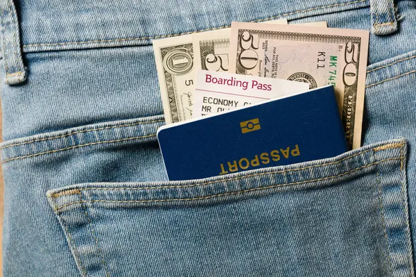 Доллары Синий Паспорт Посадочный Талон Карманных Джинсах Закрывайте Концепция Путешествия Стоковая Картинка
