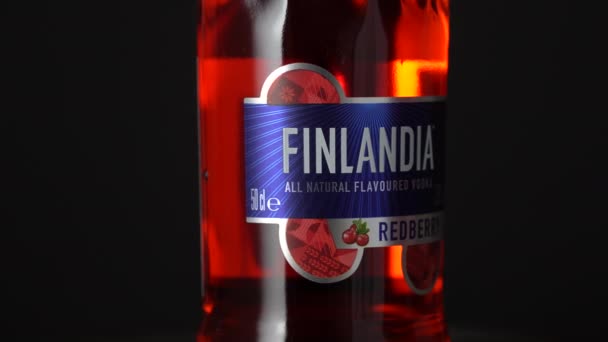 キエフ ウクライナ 2024年3月18日 フィンランドのボトルにラベルと商標 すべての天然風味ウォッカレッドベリー 回転します フィンランドはフィンランド生まれの6本の大麦からフィンランドで生産されたウォッカのブランドです — ストック動画