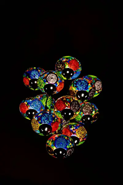 传统的土耳其风格的灯具 晚上挂在天花板上 精致的彩色马赛克玻璃灯 土耳其 图库图片