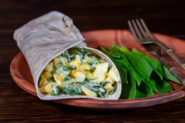 Domowej Roboty Burrito Owinięte Gotowanymi Jajkami Ziemniakami Zielonym Dzikim Czosnkiem Obraz Stockowy
