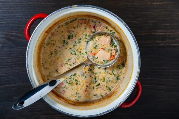 Leftovers Σούπα Κρεμ Ψάρι Μια Κατσαρόλα Μια Κουτάλα Ένα Ξύλινο Εικόνα Αρχείου