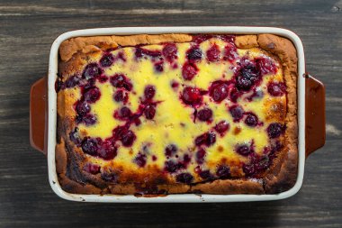 Ev yapımı vişneli turta, seramik bir şekilde ahşap bir masada, yakın plan, üst manzara.