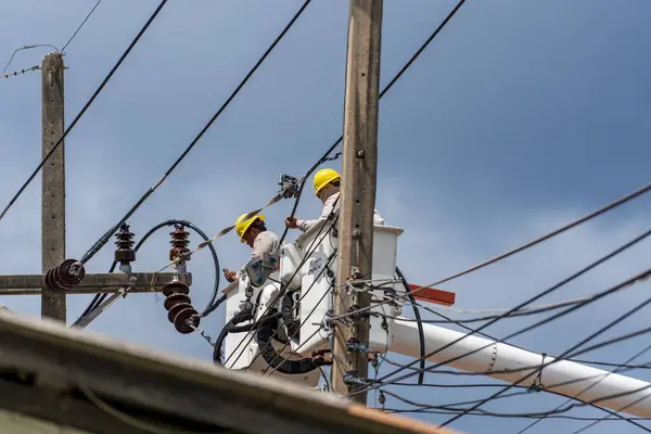 Koh Phangan Thailand Jan 2022 Twee Mannelijke Elektricien Die Een Stockfoto