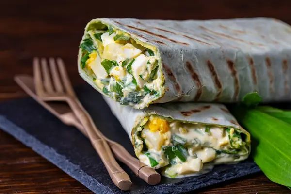 Σπιτικό Burrito Τυλίγει Βραστά Αυγά Πατάτα Πράσινο Άγριο Σκόρδο Και Εικόνα Αρχείου