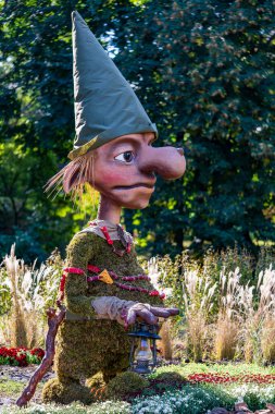 Kyiv, Ukrayna - 22 Eylül 2023: Ukrayna 'nın başkenti Kyiv' de şehir bahçesindeki bir peri masalı karakterinin dekoratif figürü, yakın plan