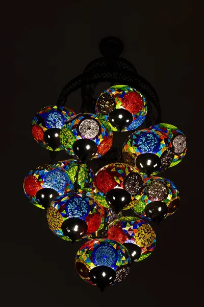 传统的土耳其风格的灯具 晚上挂在天花板上 精致的彩色马赛克玻璃灯 土耳其 免版税图库照片