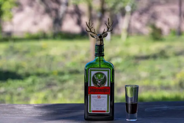 Kiev Ukraine April 2024 Jagermeister Traditionel Urtelikør Glasgrøn Flaske Med Royaltyfrie stock-fotos