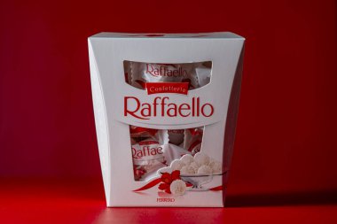 Kyiv, Ukrayna - 09 Mayıs 2024: İtalyan çikolata üreticisi Ferrero SpA tarafından üretilen Ferrero Raffaello premium tatlılar, yakın plan. Raffaello küresel bir Hindistan cevizli badem şekerlemesidir.