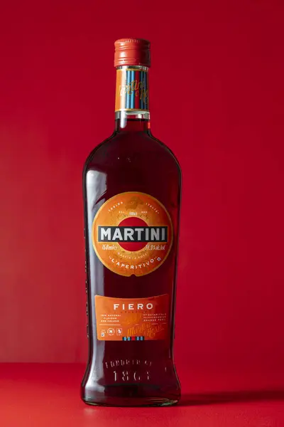 Kyiv Ukraina Mai 2024 Etikett Varemerke Martini Fiero Vermouth Glassflaske stockfoto