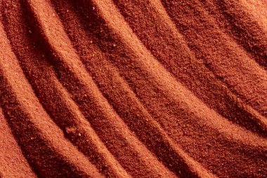 Potasyum dikromatın küçük parlak turuncu kristalleri, yakın plan, soyut renkli arkaplan