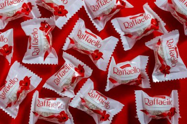 Kyiv, Ukrayna - 21 Mart 2024: İtalyan çikolata üreticisi Ferrero SpA tarafından üretilen Ferrero Raffaello premium tatlılar. Raffaello şekerlemeleri küresel bir hindistan cevizi badem şekerlemesidir.