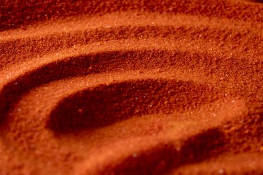 Potasyum dikromatın küçük parlak turuncu kristalleri, yakın plan, soyut renkli arkaplan