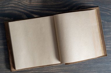 Ahşap arkaplan üzerinde deri kaplı boş eski kitap, metin için boşluk, üst görünüm, boşluk kopyala