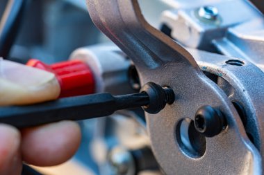 Bir adam elektrikli testereyi ayarlamak için vidayı İngiliz anahtarıyla söker, kapat. Allen 'ın İngiliz anahtarıyla oynadığı bir işçi.