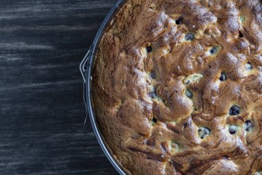 Tahta masada vişneli turta, üst manzara, yakın çekim. Lezzetli ev yapımı kirazlı Amerikan pastası. Tatlı tatlı