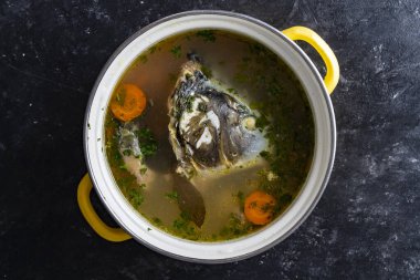 Sazan balıklı sağlıklı çorba ve tabakta sebzeli fileto, yakın plan, üst görüş.