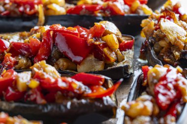 Fırında fırın doldurulmuş patlıcan, domates, biber, soğan ve şampiyon mantarı, yakın çekim. Sağlıklı beslenme