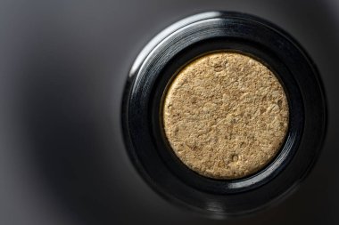 Şarap mantarını cam şişenin içine kapatın, şarap şişesini açmayın, üst görünüm, metin için boşluğu kopyalayın