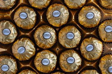 Kyiv, Ukrayna - 25 Mayıs 2024: İtalyan çikolatacı Ferrero SpA tarafından üretilen Ferrero Rocher prim çikolatalı tatlılar, yakın plan, üst manzara
