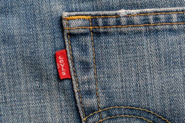 Kyiv, Ukrayna - 16 Ekim 2024: Levi 'nin kırmızı etiketli Strauss kot pantolonu. Levi Strauss klasik kot pantolon satan bir Amerikan giyim şirketi. Klasik Levis kot etiketi, yakın plan.