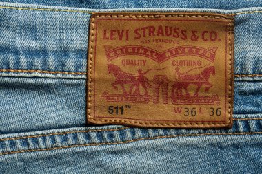 Kyiv, Ukrayna - 16 Ekim 2024: Levi 's Strauss marka deri etiketli kot pantolon. Levi Strauss klasik kot pantolon satan bir Amerikan giyim şirketi. Klasik Levis kot etiketi, yakın plan.